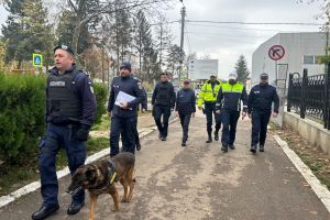 Controale cu poliţişti şi jandarmi în apropierea şcolilor din Botoşani