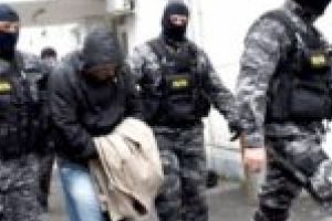 Exact ca în Texas! Interlopii nu mai folosesc bâte şi săbii! Au arme de foc şi legături cu mediul infracţional de afară!