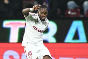 Kader Keita, de la Rapid, reţinut 24 de ore, după ce a lovit o femeie cu maşina şi a părăsit locul accidentului
