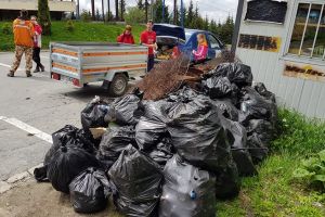 FOTO – Munţii Sibiului plini de gunoaie – ’’Este groaznic ce descoperim..’’