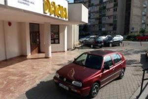 Parcarea pentru poliţişti ȘMECHERI în uşa Cinema Dacia! Poliţia Locală, de teamă, nu ia măsuri - FOTO