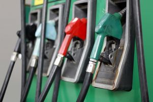 Transportatorii cer Guvernului reducerea accizelor la benzină şi motorină