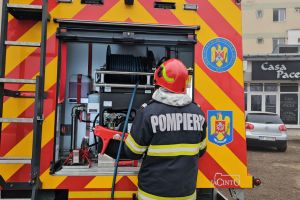 Panică într-un bloc din Botoşani. O gospodină a uitat mâncarea pe foc