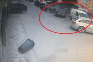 Un tânăr de 18 ani, din Balş, a lovit cu maşina mai multe autoturisme parcate. La testul antidrog a ieşit pozitiv/ VIDEO
