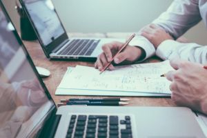 7 din 10 anunţuri de angajare pentru începători sau fără studii superioare afişează salariul