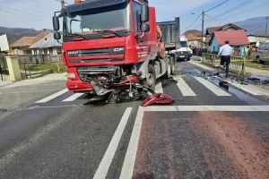 Accident grav pe DN7. Șoferiţă prinsă între fiare, trafic blocat