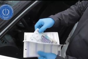VIDEO Un şofer a încercat să mituiască un poliţist din Botoşani cu 200 lei. Totul a fost înregistrat
