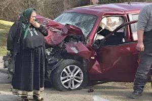 VIDEO Accident grav pe DN7, la Gura Văii. Șoferiţă încarcerată după impact frontal cu un TIR
