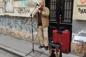 Un artist ambulant din centrul Clujului acuză că e vânat de Poliţia Locală: E cerşetorie ce faceţi - VIDEO