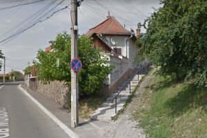 Accident ca în filme la Sibiu – A coborât cu maşina pe scările pietonale de pe Neculţă
