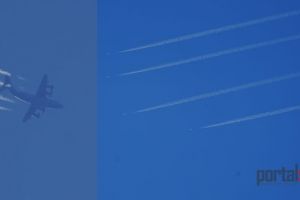Mişcări militare pe cer, la Satu Mare! Formaţie de F-18, urmată de un avion greu de transport