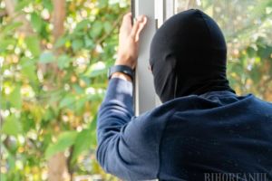 Semnele care arată că hoţii îţi monitorizează casa. Cum verifică infractorii dacă eşti plecat înainte de a da lovitura