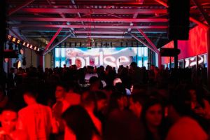 Aeroportul Sibiu găzduieşte din nou o petrecere marca pulse. Terminalul de sosiri devine club pentru o noapte