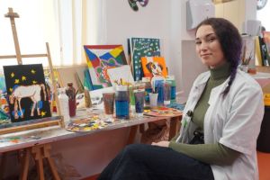 Povestea Andreei din Mediaş: a rămas fără un picior, iar astăzi pictează şi jonglează cu focul la festivaluri