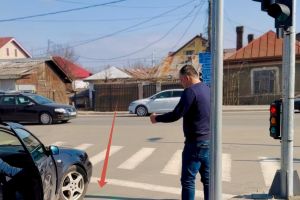 Bacău: Primarul explică şoferilor, într-un video, cum trebuie oprite maşinile la semafor pentru a fi detectate de senzori
