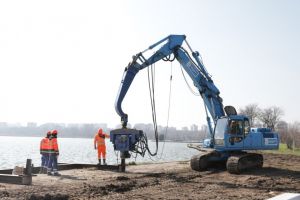 FOTO: Au inceput lucrarile de reabilitare a malurilor lacului Tabacarie din Constanta