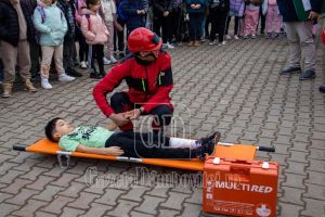 Regulile de evacuare şi comportamentul în situaţii de urgenţă, explicate de pompieri elevilor în cadrul Săptămânii Protecţiei Civile