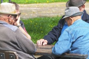 Numărul pensionarilor a scăzut cu aproape 10.000 în februarie faţă de luna precedentă. Câţi pensionari sunt în România şi la cât se ridică pensia medie