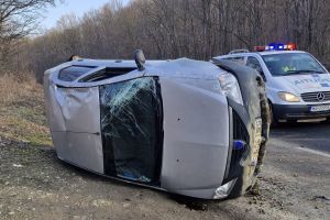 FOTO Accident la Botoşani! Maşină, condusă de un profesor, s-a răsturnat pe E58