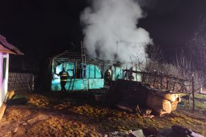 Biserica se implică pentru a ajuta o familie din Botoşani care a rămas fără casă în urma unui incendiu. Cum poţi ajuta