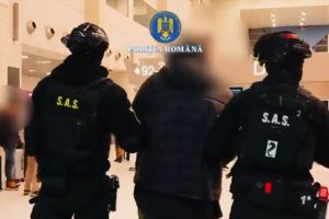 Bărbat din Bacău, escortat de poliţişti la Aeroportul Henri Coandă pentru extrădare în SUA