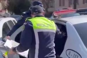 Tânăr depistat la volan fără permis de conducere, reţinut pentru 24 de ore