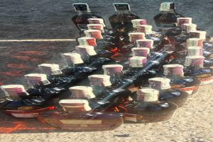 FOTO Zeci de sticle cu alcool, ascunse într-un microbuz. Poliţiştii botoşăneni le-au confiscat