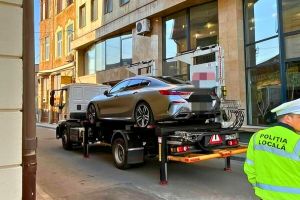 Poliţiştii, cu ochii pe şoferii din Oradea: Într-o singură zi, au împărţit zeci de amenzi pentru opriri sau staţionări neregulamentare