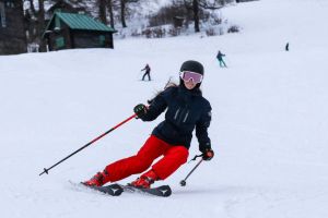 Cadou de 8 Martie pe pârtie: femeile schiază gratis duminică pe Semenic