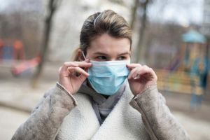 Miros puternic de plastic ars în mai multe cartiere din Timişoara. Garda de Mediu: „Apelaţi 112 dacă observaţi incendieri de deşeuri”