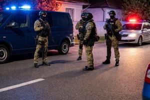 Trei bărbaţi reţinuţi de poliţie: au intrat într-o casă şi au snopit în bătaie un tânăr