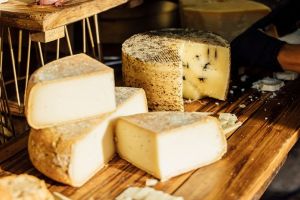 Cum se fac brânzeturile artizanale: telemea, caşcaval şi brânză de burduf