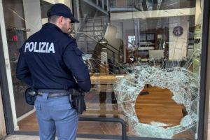 Patru români, prinşi în Italia după o spargere de 160.000 de euro!