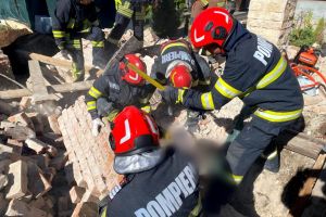 Argeş: Bărbat prins sub dărâmături, se efectuează manevre de resuscitare