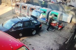 FOTO Lipsă de bun simţ! Un bărbat din Botoşani a aruncat gunoiul pe jos, deşi tomberoanele erau goale