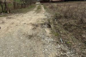 Strada Apusului din Copăcelu – Râmnicu Vâlcea: noroi, gropi şi praf pentru locuitorii unui cartier în plină dezvoltare