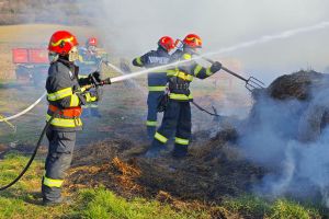 Baloţi de furaje, cuprinşi de flăcări