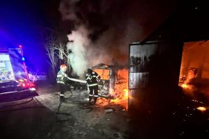 FOTO Incendiu într-o localitate din Botoşani! Un garaj, în care se afla o maşină, cuprins de flăcări