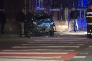 Accident pe Calea Dumbrăvii: o maşină s-a oprit într-un gard / video, foto