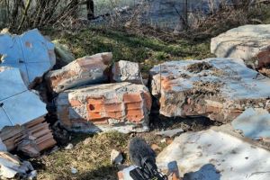 Amenzi de peste 52.000 de lei pentru gunoaiele aruncate lângă râu, la Glogova