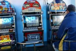 A pierdut la păcănele! De nervi, sătmăreanul a turnat apă pe aparat şi l-a distrus