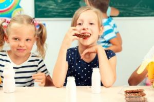 Masa calda pentru elevii din 23 August: Primaria investeste peste 1,1 milioane de lei in servicii de catering (DOCUMENT)