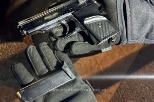 FOTO: Arma neletala, depistata de politistii de frontiera! A fost intocmit dosar penal