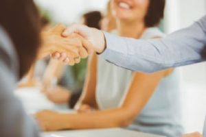 Guvernul introduce o primă de stabilitate de până la 27.000 lei pentru tinerii aflaţi la primul loc de muncă