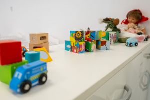 Revolta părinţilor după ce mai mulţi copii de la creşa din Botoşani au ajuns la spital: Noi toţi ne plângem de mâncare de o vreme