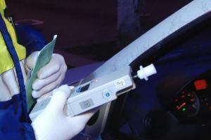 Un şofer din Mizieş s-a îmbătat şi a buşit 5 maşini: poliţiştii i-au făcut dosar penal