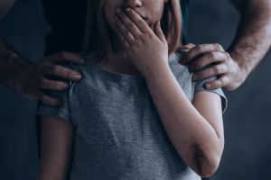 Fetiţă (10 ani), abuzată de concubinul mamei! Bărbatul a atins-o şi a sărutat-o în zonele intime