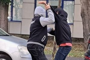 Scandal într-o parcare din Satu Mare! A coborât din maşină şi l-a lovit în cap după o ceartă în trafic