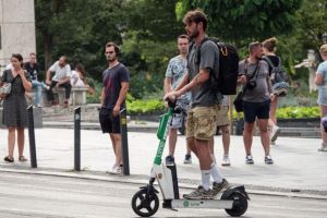 Trotinetele electrice nu se interzic la Sibiu: reguli noi în zona şcolilor, pieţelor şi magazinelor