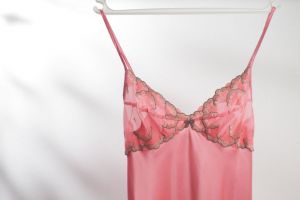 Cum să alegi mărimea corectă a cămăşii de noapte? 6 paşi simpli pentru un somn confortabil